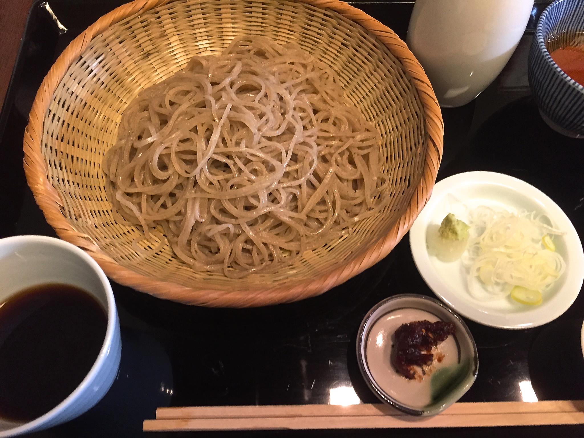 蕎麦とセットでわらびもちも 鎌倉の古民家風蕎麦屋 段葛 こ寿々